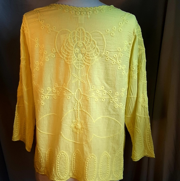 NWT! Women's Yellow Top Embroidered by Studio JPR - Picture 4 of 12